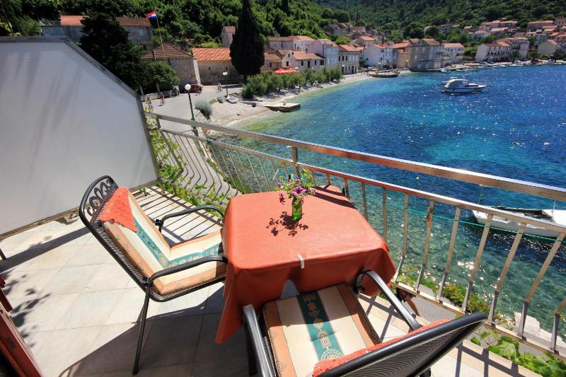 Double Room with Balcony and Sea View image 3