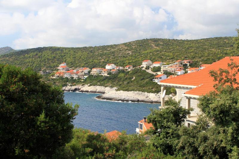 Three-Bedroom Apartment with Terrace and Sea View image 3