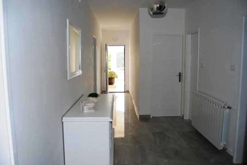 Three-Bedroom Apartment with Terrace and Sea View image 2