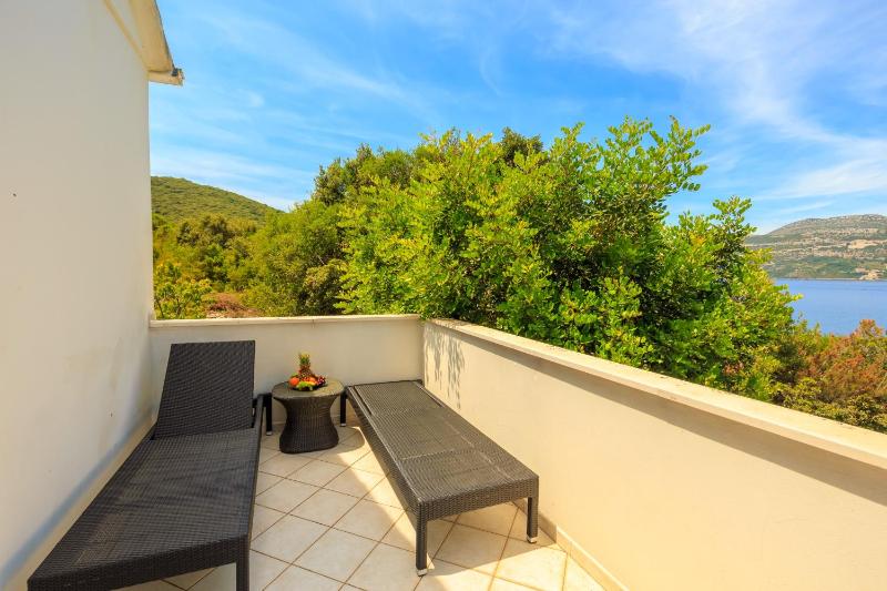Apartments by the sea Tri Zala Korcula - 4334 - image 4