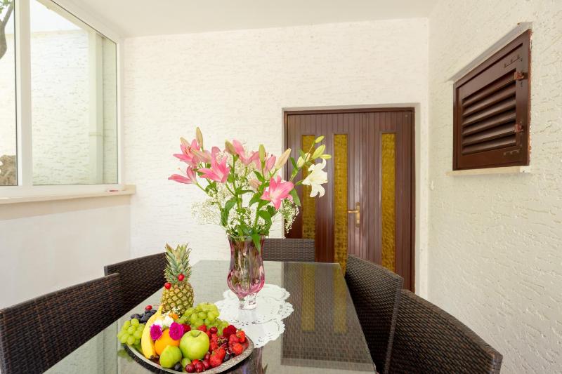 Three-Bedroom Apartment with Terrace and Sea View image 3