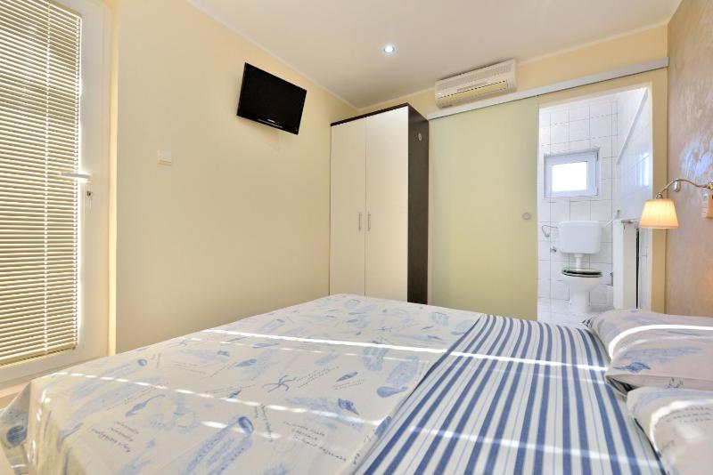 One-Bedroom Apartment with Terrace and Sea View image 4