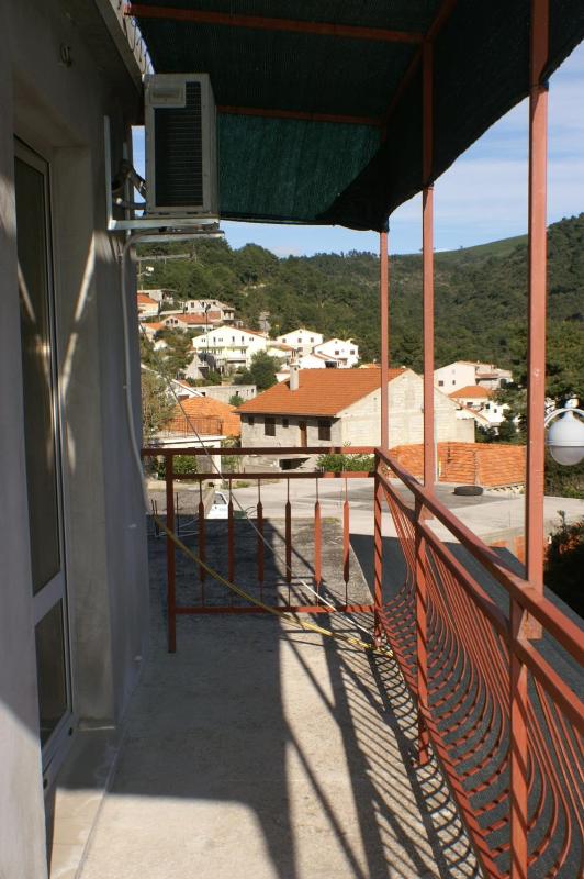 Three-Bedroom Apartment with Terrace and Sea View image 4