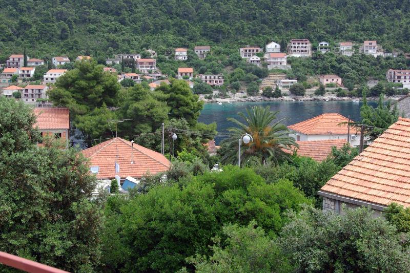 Three-Bedroom Apartment with Terrace and Sea View image 3