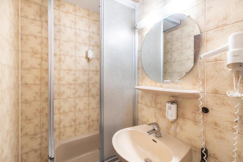 Standard Triple Room image 2
