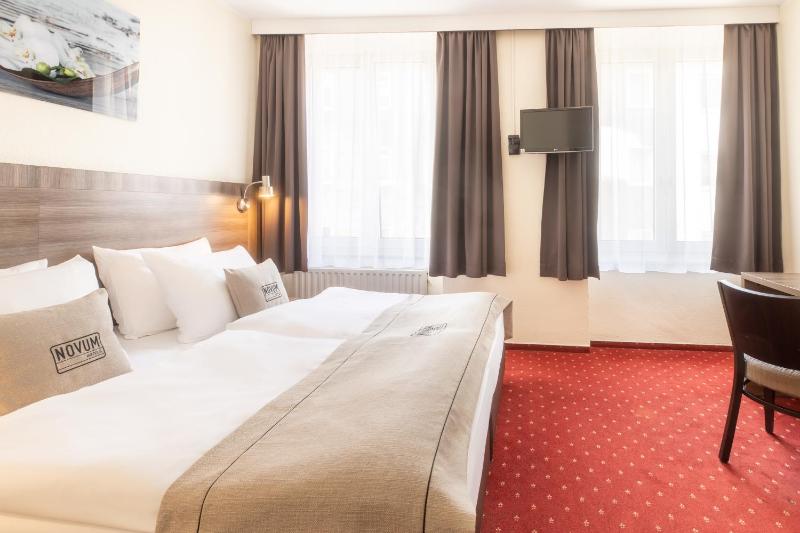 Standard Double Room image 4