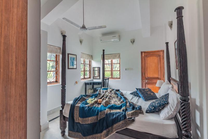 Beachfront mansion with pool - image 28