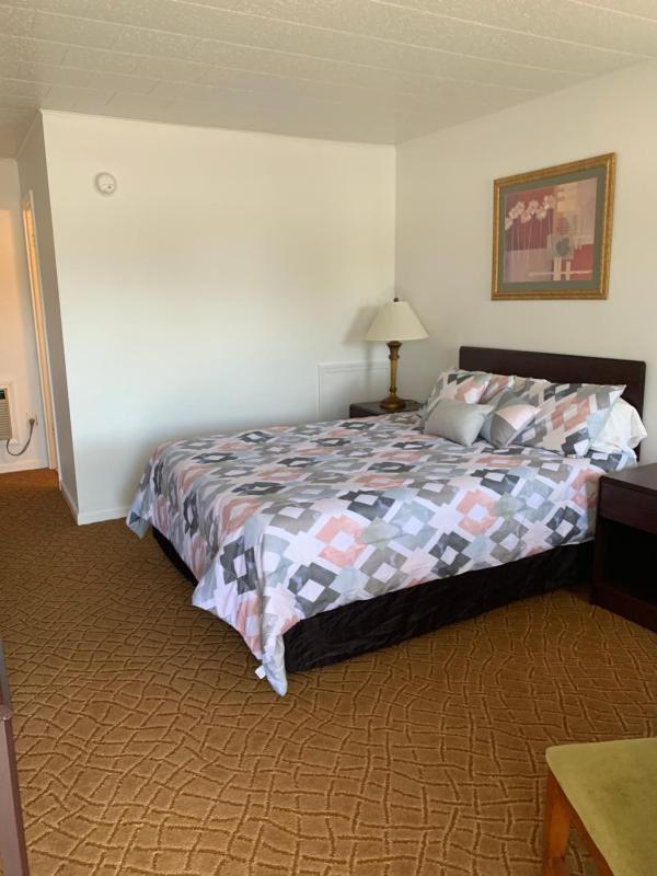 Queen Room image 2