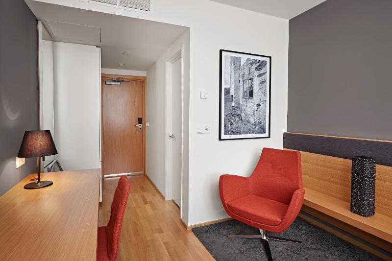 Superior Twin Room image 4