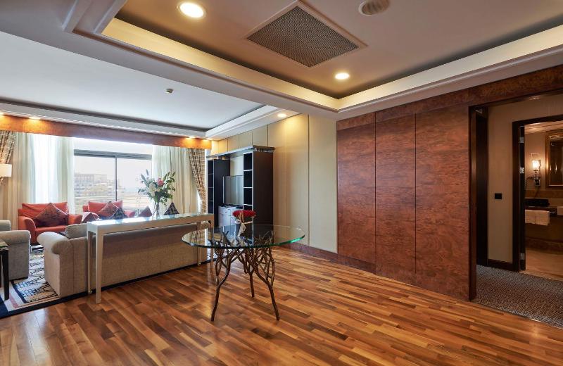 Presidential Suite with Two Ways Airport Transfer image 3