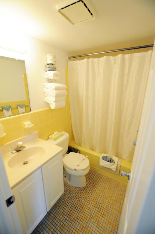 Standard Queen Room with Balcony image 3