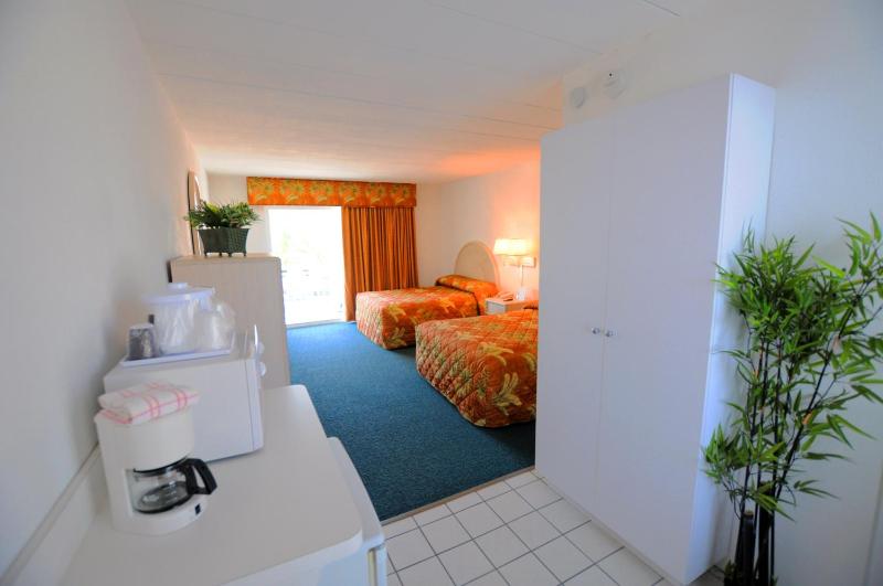 Standard Queen Room with Balcony image 1