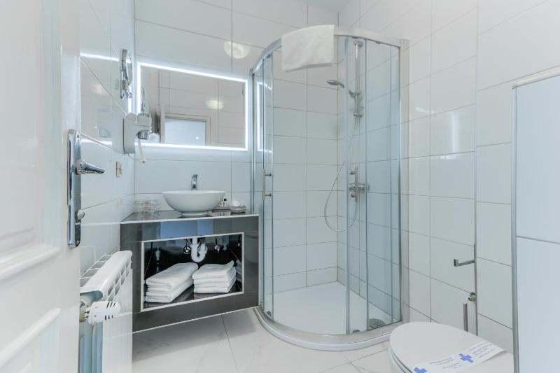 Double or Twin Room with Garden View image 4