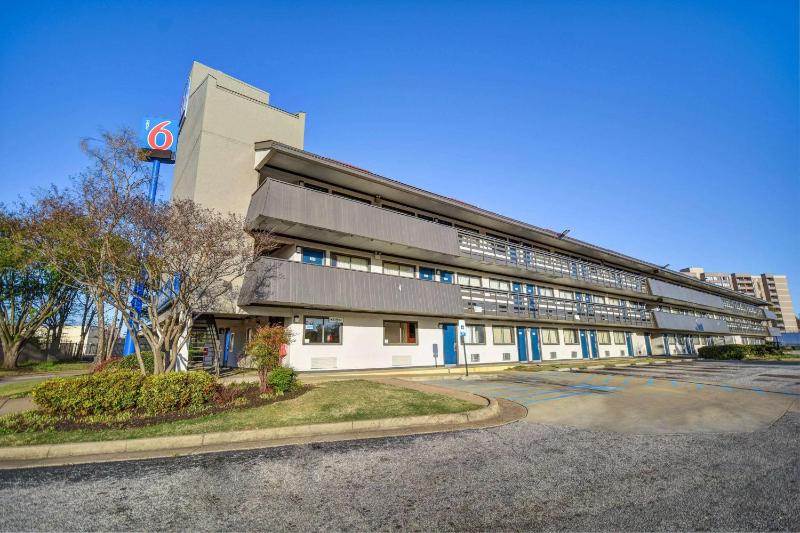 Motel 6-Memphis TN - Downtown - image 1