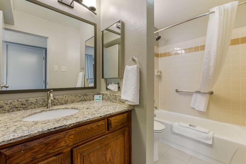 King Suite with Two King Beds - Non-Smoking image 2