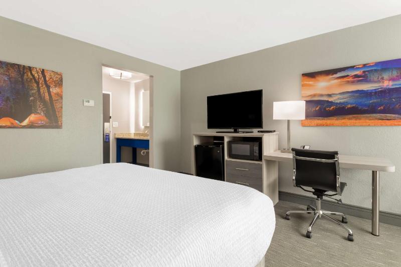 King Room image 3
