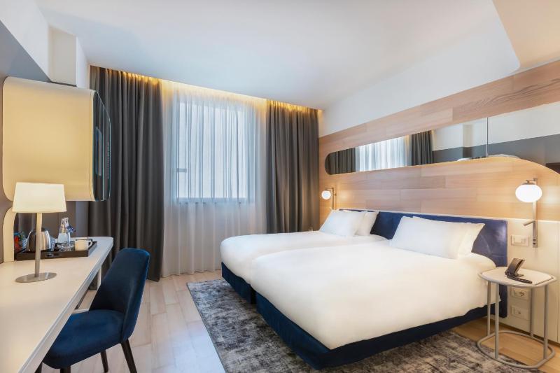 Standard Twin Room image 4