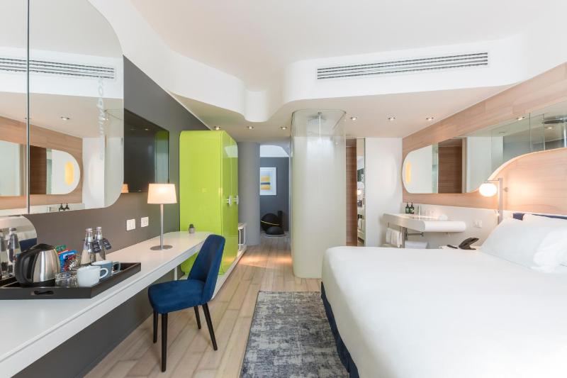 Premium King Room image 1