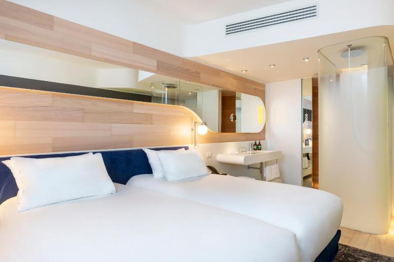 Standard Twin Room image 1