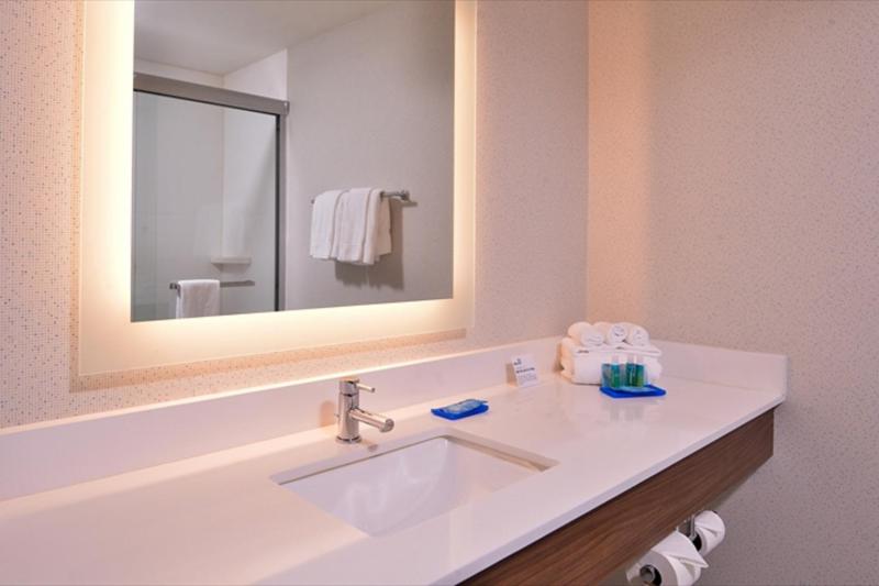 Standard King Room image 4