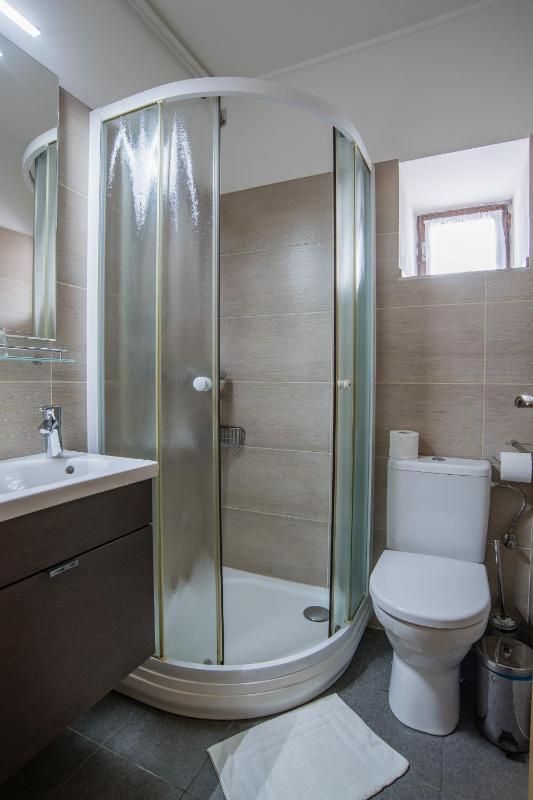 Quadruple Room with Bathroom image 3