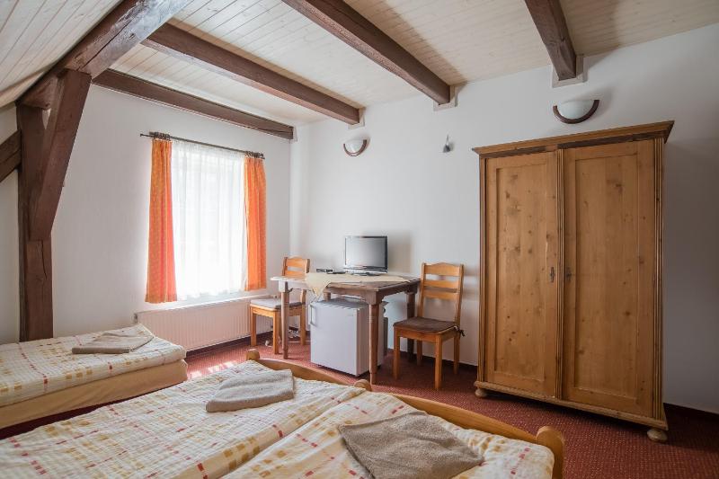 Triple Room with Bathroom image 3