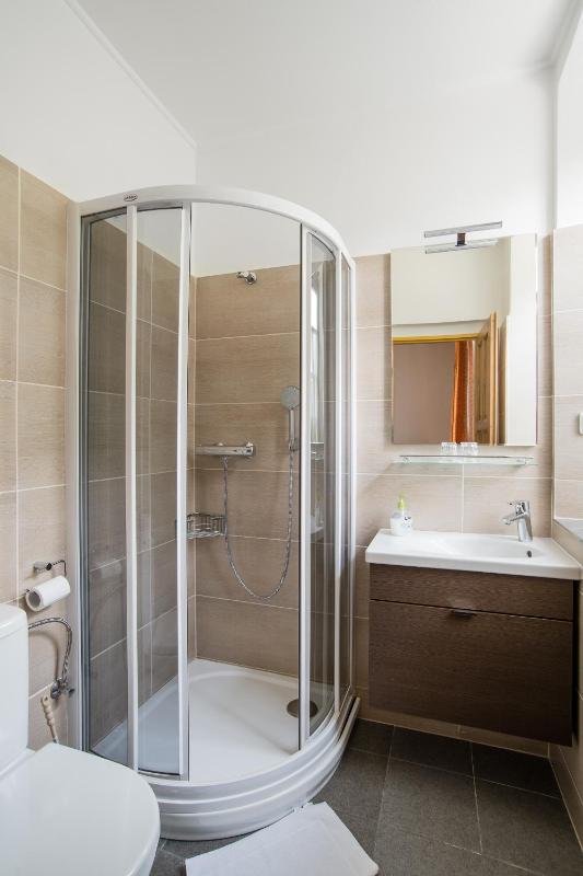 Quadruple Room with Bathroom image 2