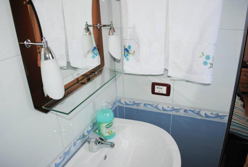 Standard Twin Room with Mountain View image 3