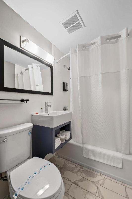 Economy Double Room image 4