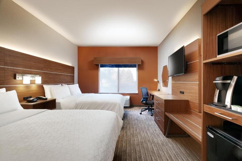 Standard Double Queen Room - Non-Smoking image 4