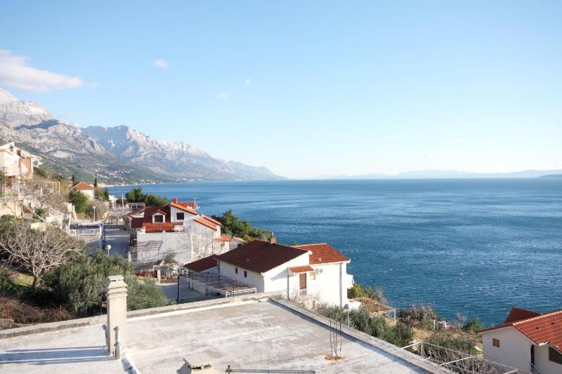 One-Bedroom Apartment with Balcony and Sea View image 3