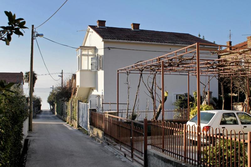 Apartments by the sea Kastel Stari Kastela - 6059 - image 4