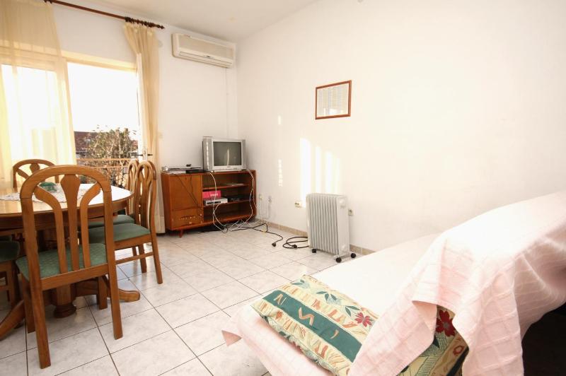 Apartments by the sea Kastel Stari Kastela - 6059 - image 10