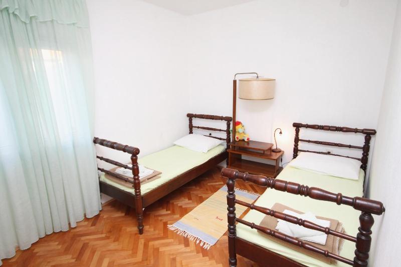 Apartments by the sea Kastel Stari Kastela - 6059 - image 9