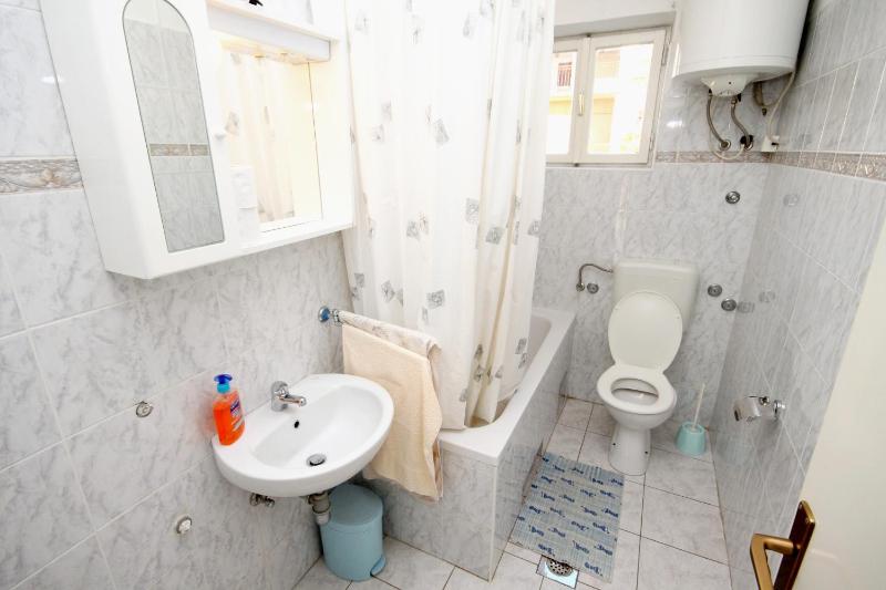 Apartments by the sea Kastel Stari Kastela - 6059 - image 7