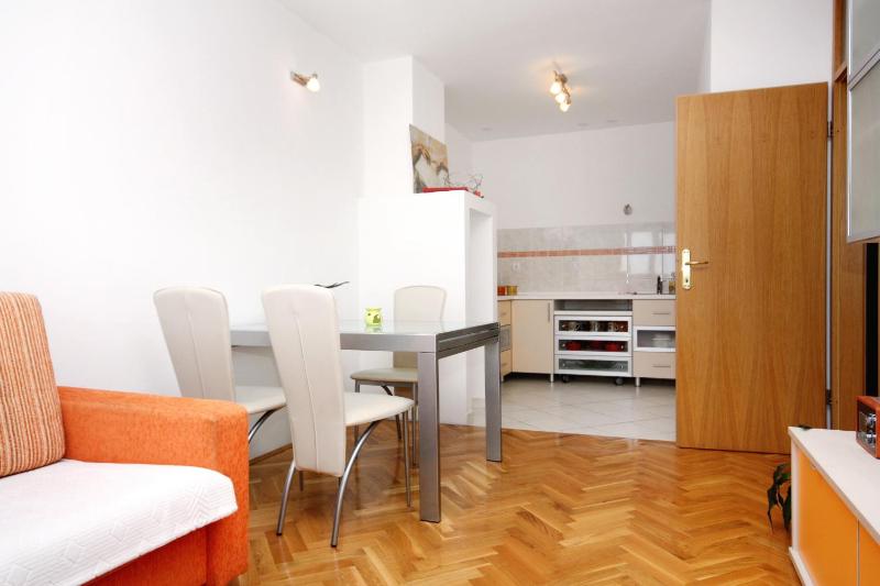Apartments by the sea Omis - 6073 - image 5
