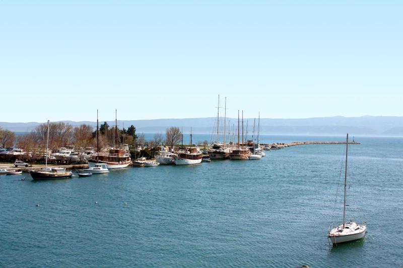 One-Bedroom Apartment with Balcony and Sea View image 3