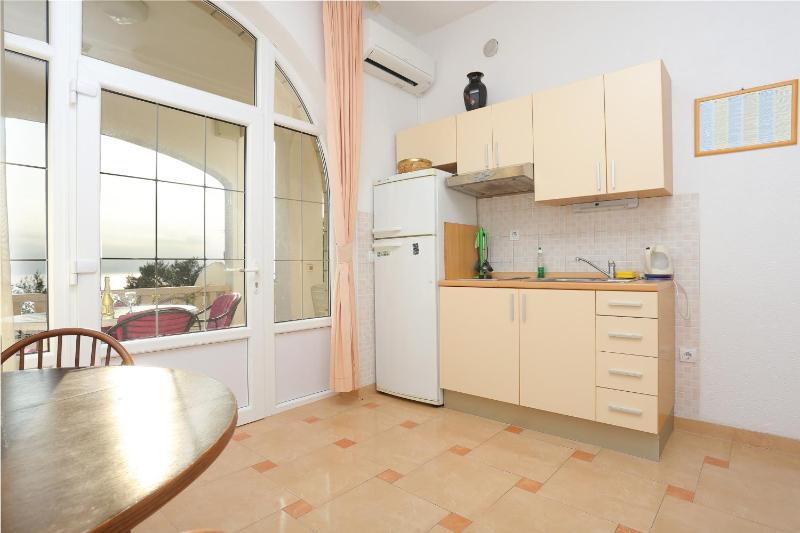 Apartments by the sea Brela Makarska - 6006 - image 8