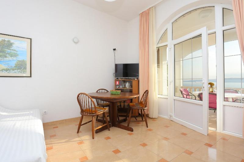 Apartments by the sea Brela Makarska - 6006 - image 15