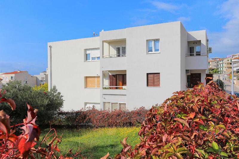 Apartments with parking space Makarska - 5984 - image 1
