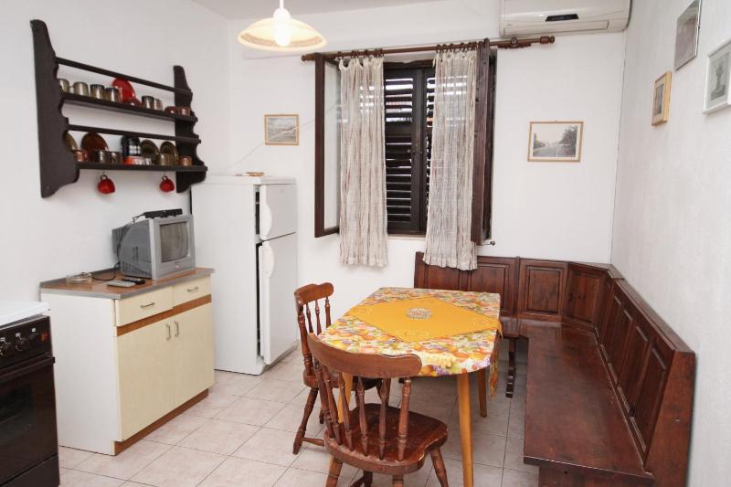 Apartments with parking space Supetar Brac - 6026 - image 2