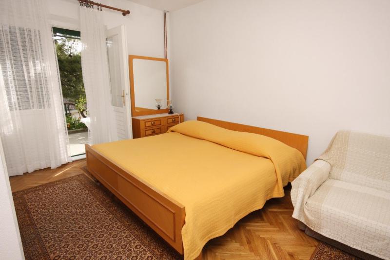 Apartments with a parking space Makarska - 6087 - image 2
