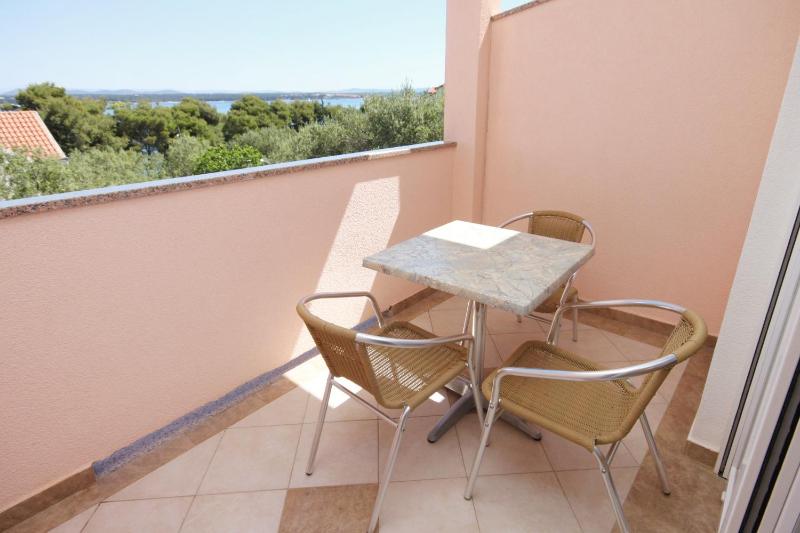 One-Bedroom Apartment with Terrace and Sea View image 4