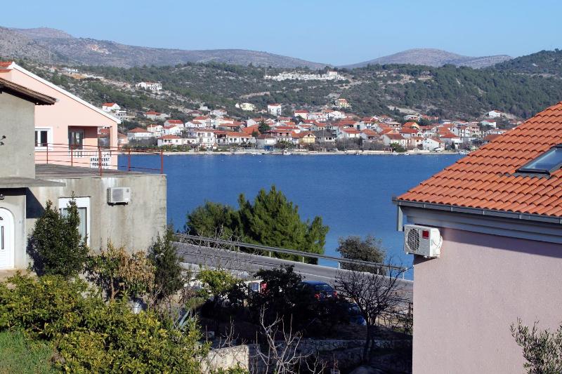 Three-Bedroom Apartment with Terrace and Sea View image 3