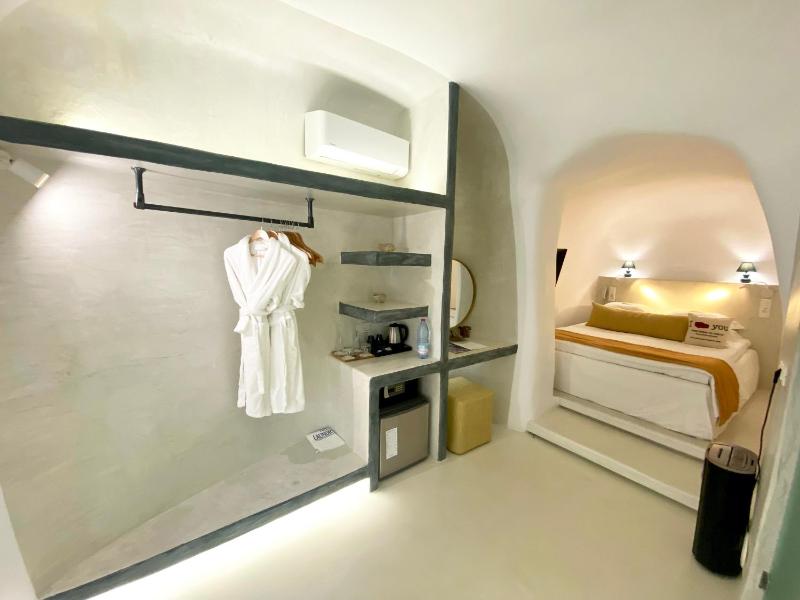 Cave Suite with Sea View Terrace image 3