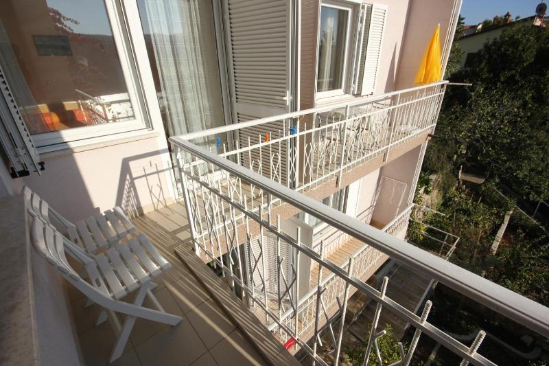 One-Bedroom Apartment with Balcony and Sea View image 4