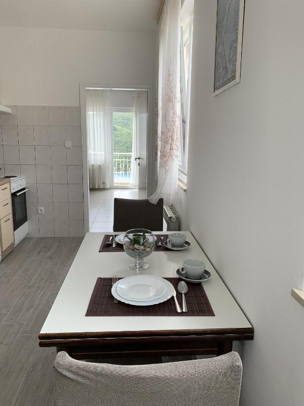 One-Bedroom Apartment with Balcony and Sea View image 4