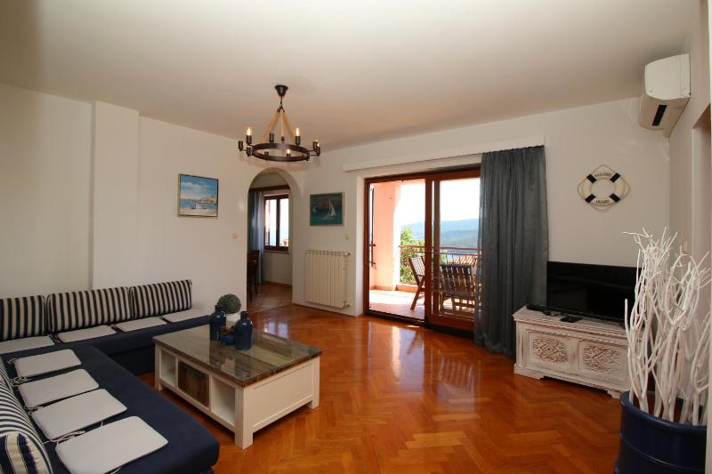 Three-Bedroom Apartment with Terrace and Sea View image 1