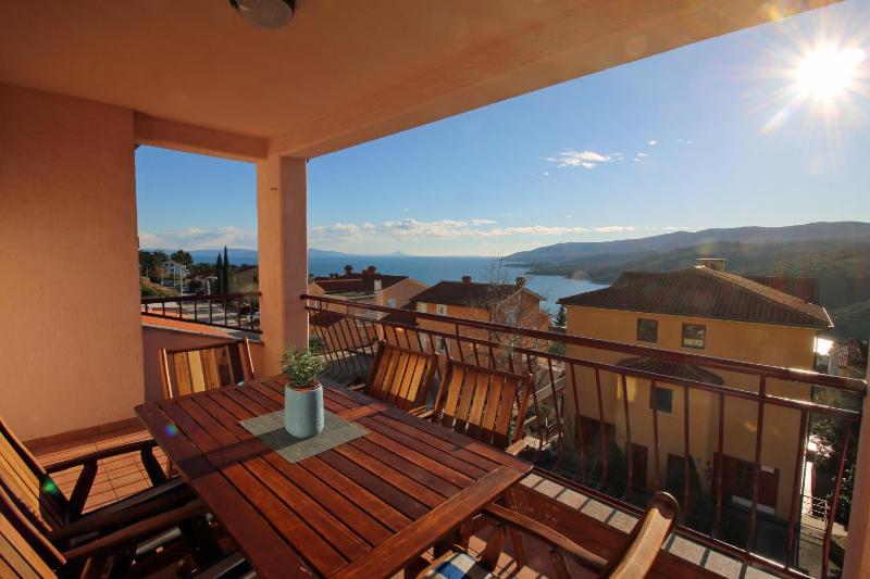 Three-Bedroom Apartment with Terrace and Sea View image 4