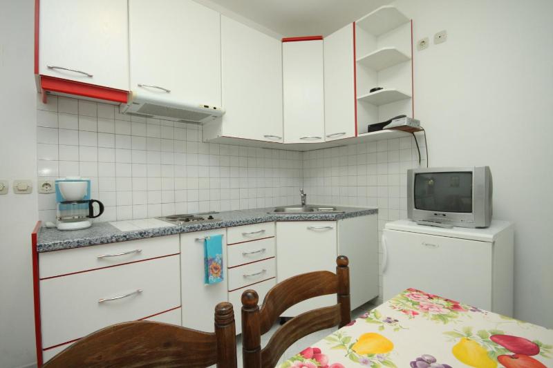 One-Bedroom Apartment with Terrace and Sea View image 4